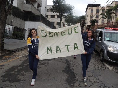 Alunos do Colégio Metodista Granbery fazem passeata contra a dengue