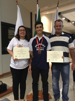 Aluno do Ensino Médio recebe medalha na Olimpíada Mineira de Matemática