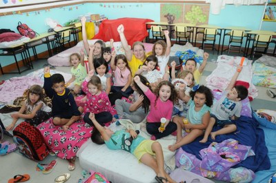Alunos da Educação Infantil se divertem na Noite do Pijama
