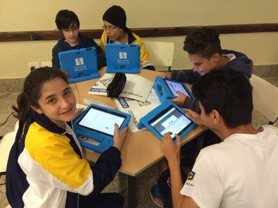Alunos utilizam Tecnologias de Informação e Comunicação (TICs) em sala de aula